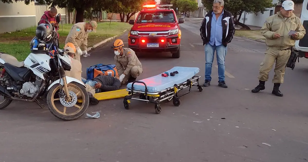 Motociclista sofre fratura na perna em colisão com carro