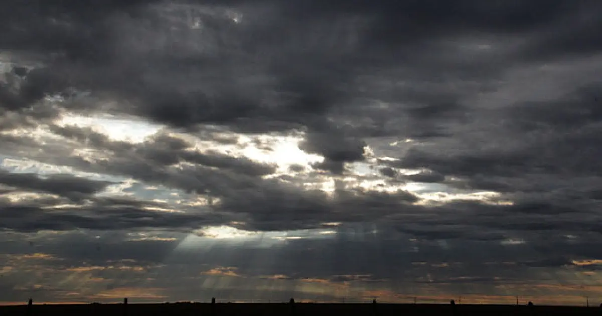Sol entre nuvens e possibilidade de chuva nesta sexta