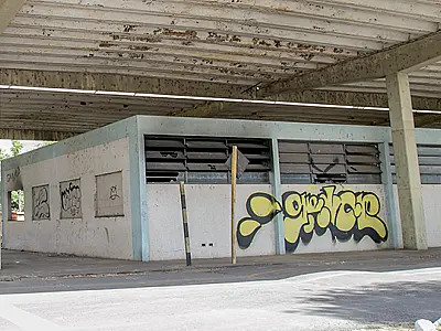 História jogada no lixo!