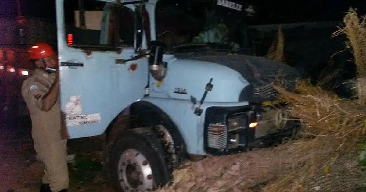 Árvores impedem colisão de caminhão em casa do Jatobazinho