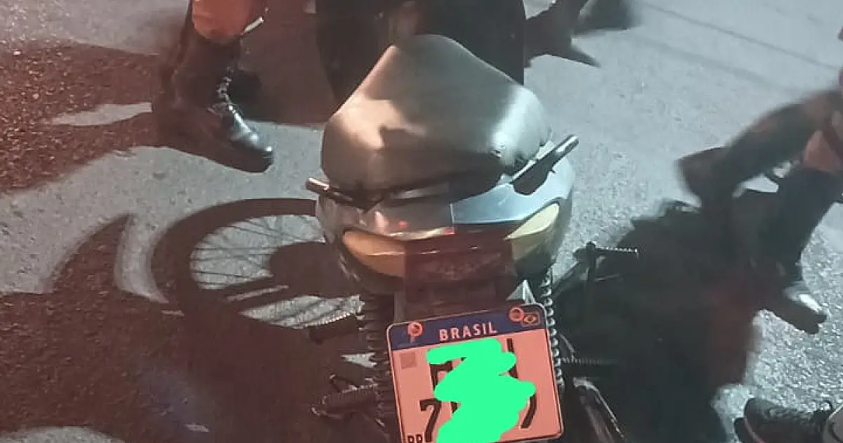 Motociclista ferido em colisão é transferido para o PS com dores no quadril