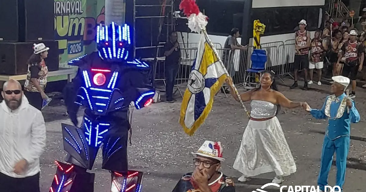 Blocos Os Intocáveis e Praia Bola e Cerveja desfilam na avenida de Corumbá