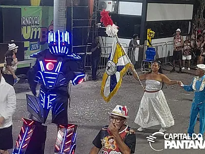 Blocos Os Intocáveis e Praia Bola e Cerveja desfilam na avenida de Corumbá