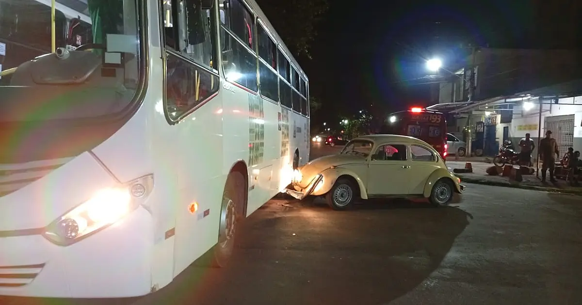 Ônibus colide com Fusca em cruzamento do Cristo Redentor