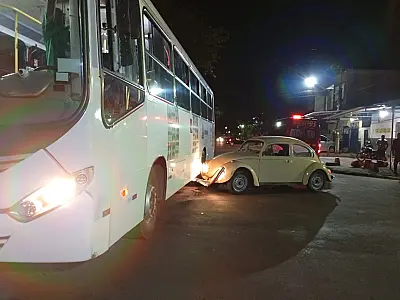 Ônibus colide com Fusca em cruzamento do Cristo Redentor