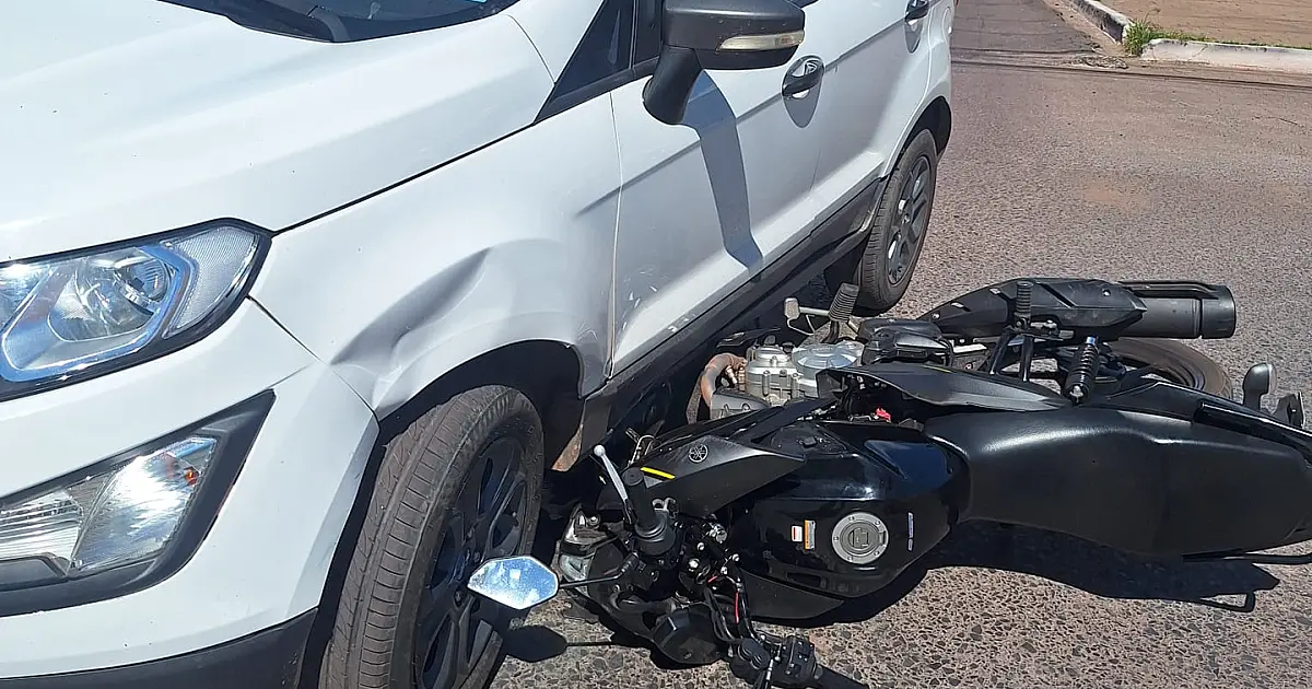 Motociclista é socorrido com suspeita de fratura na Firmo de Matos