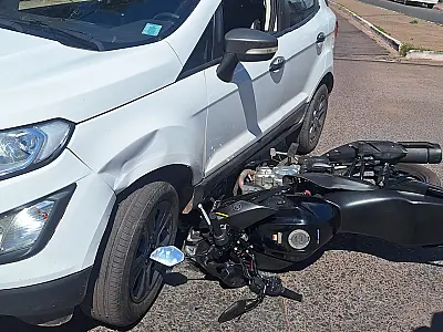 Motociclista é socorrido com suspeita de fratura na Firmo de Matos