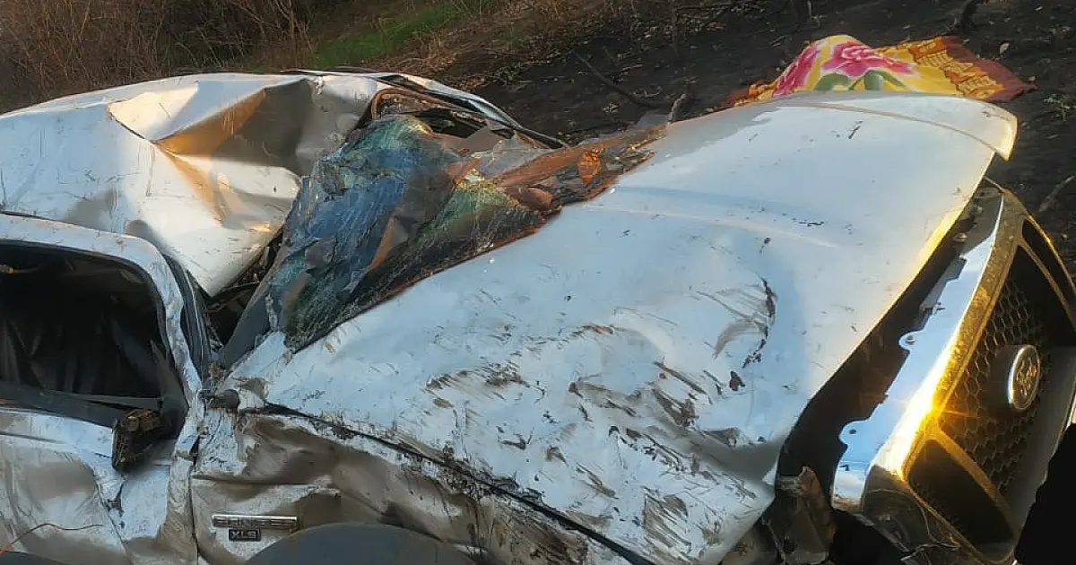 Homem morre e dois ficam feridos em acidente com caminhonete na estrada do Porto da Manga