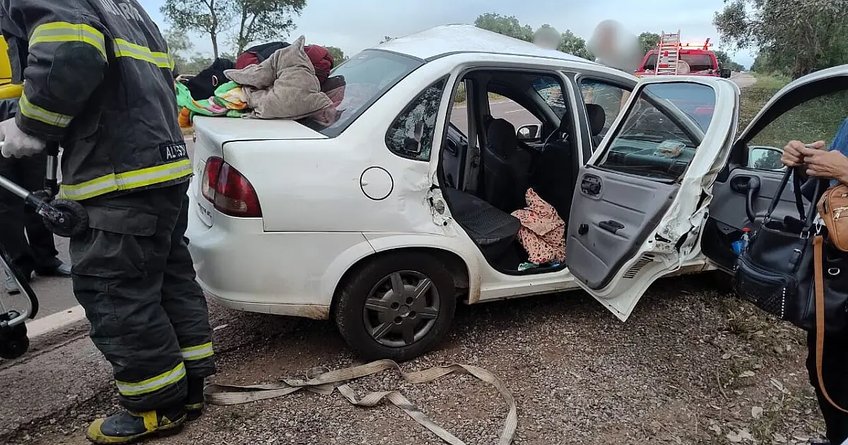 Mulher fica ferida após carro colidir em árvore na BR-262, em Corumbá