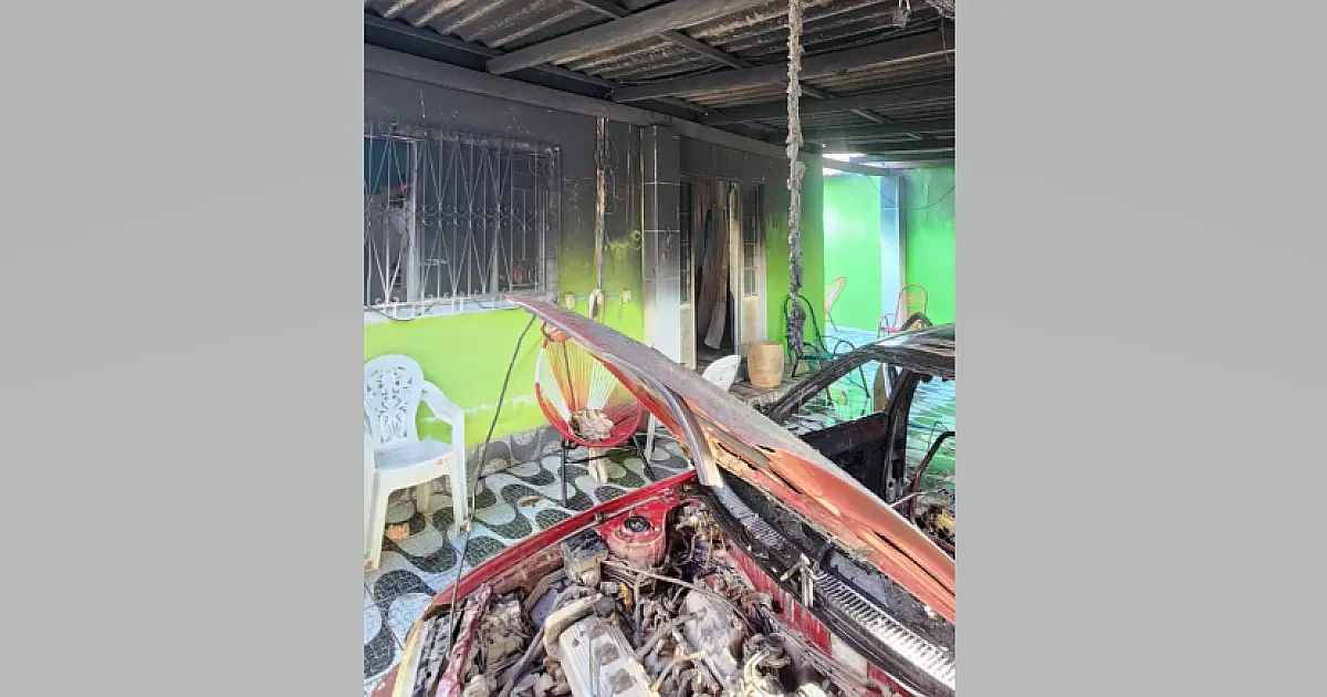Carro pega fogo na garagem de casa do bairro Aeroporto