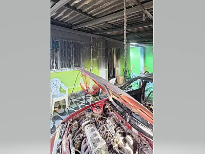 Carro pega fogo na garagem de casa do bairro Aeroporto