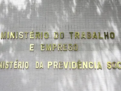 Médicos peritos do INSS voltam ao trabalho nesta segunda-feira