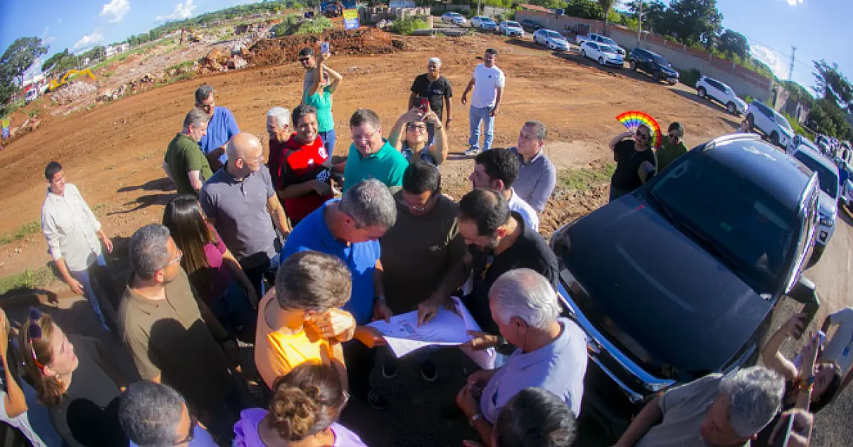 Em Corumbá, Eduardo Riedel vistoria obras e acompanha folia na avenida