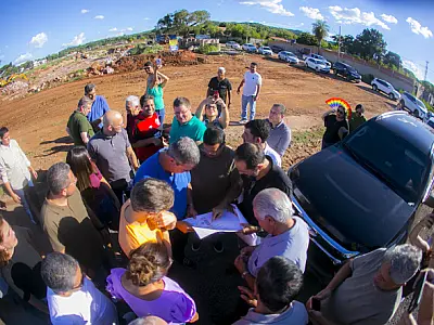 Em Corumbá, Eduardo Riedel vistoria obras e acompanha folia na avenida
