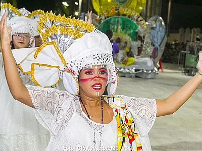 Imperatriz Corumbaense abre a noite de desfiles das escolas de samba e encanta público