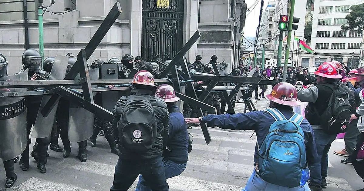 Protestos desafiam governo da Bolívia após aumento de combustíveis