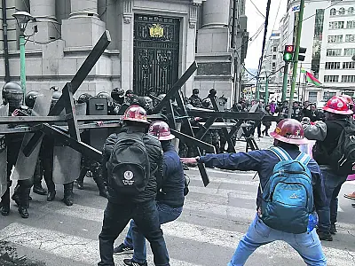 Protestos desafiam governo da Bolívia após aumento de combustíveis