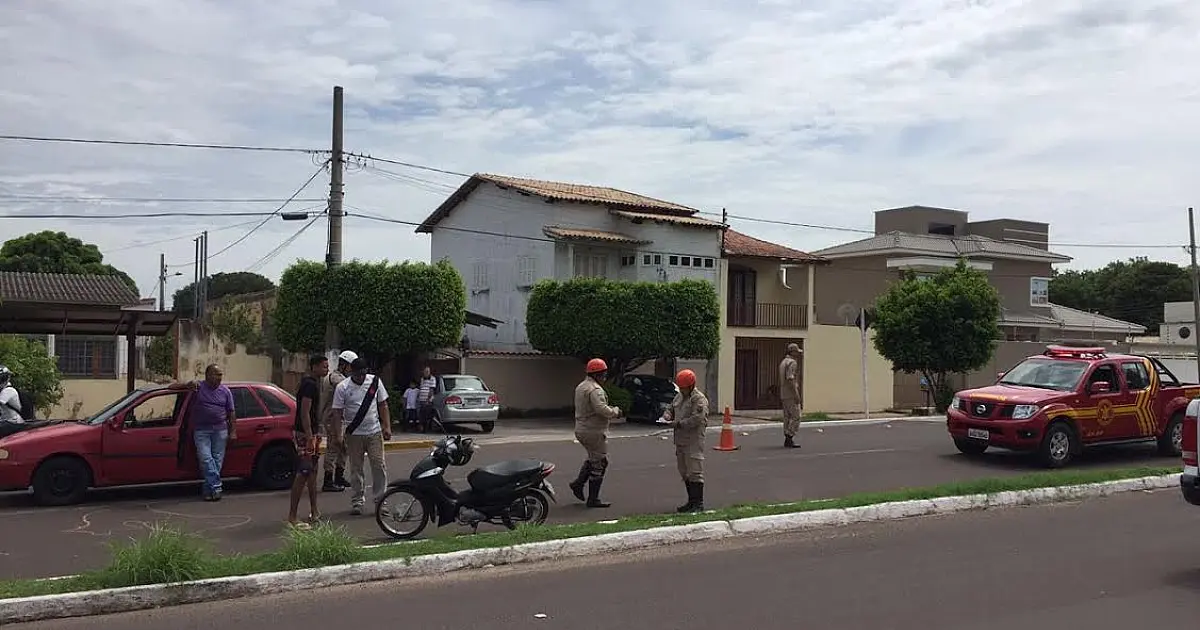 Motociclista colide em traseira de veículo que para na faixa