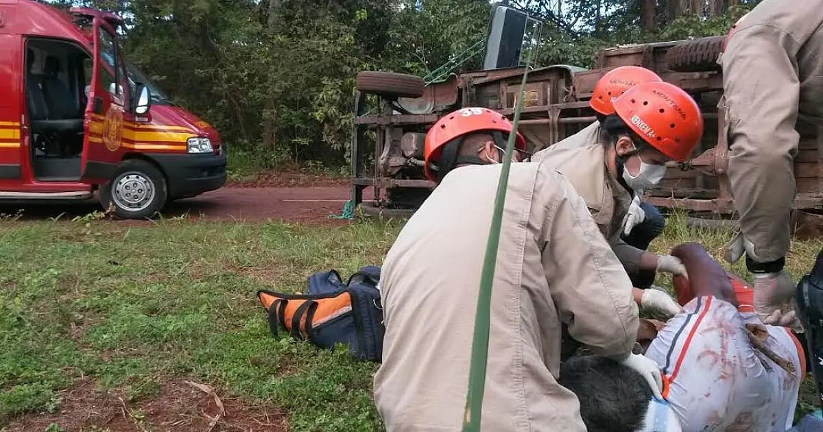 Capotamento na Estrada Parque deixa motorista e pedestre feridos