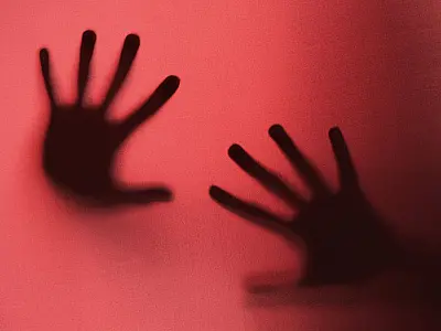 Entenda o que é vicaricídio; projeto de lei endurece pena para o crime