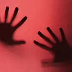 Entenda o que é vicaricídio; projeto de lei endurece pena para o crime