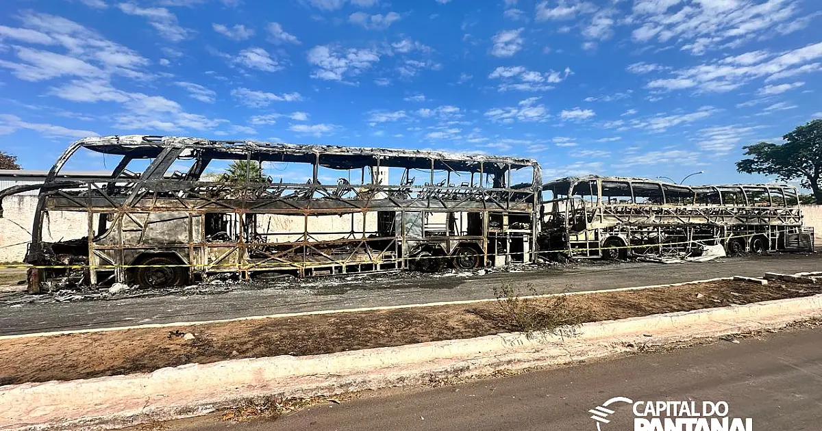 Ônibus incendiados assustam quem passa pela rua Antônio João