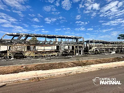 Ônibus incendiados assustam quem passa pela rua Antônio João
