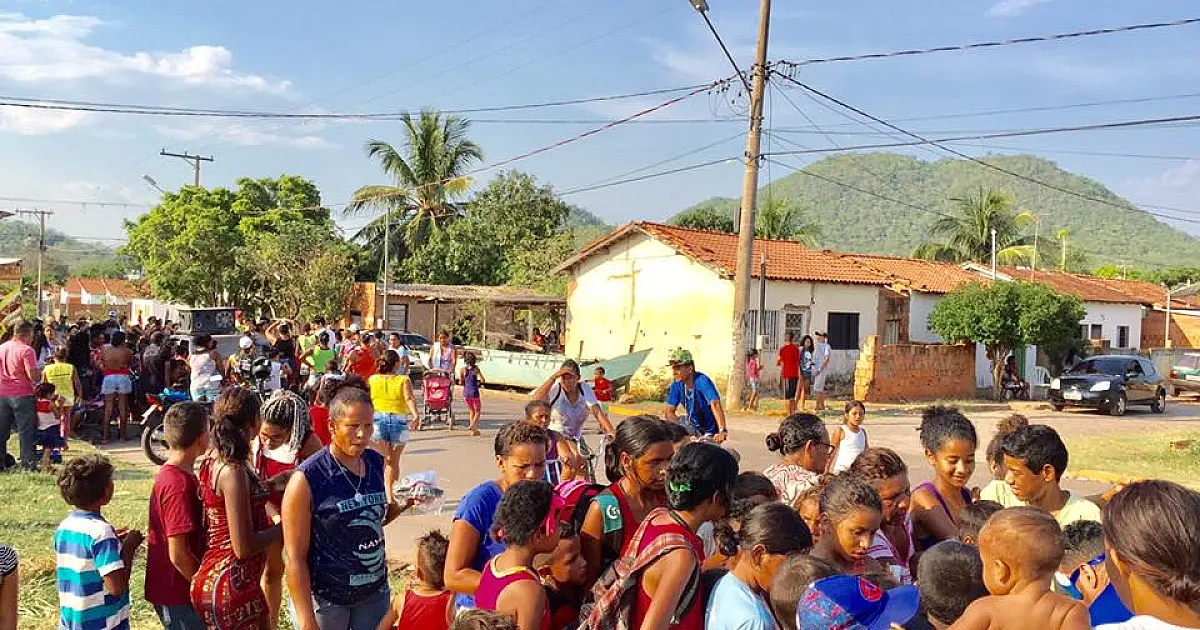 No dia das crianças pessoas praticam boa ação exercitando a caridade