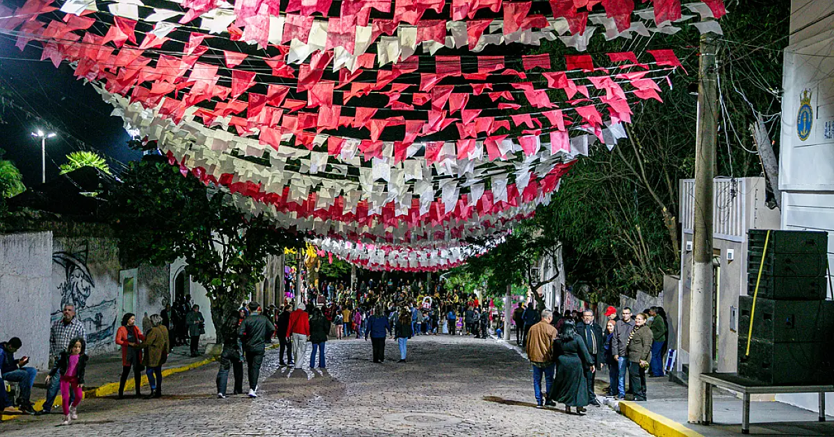 Fundação de Cultura repudia atitude de empresa que cortou bandeiras de São João no Porto