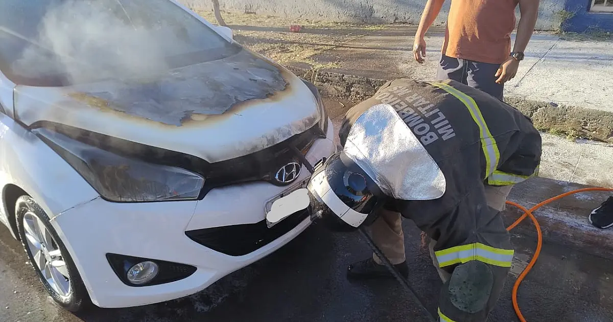 Mulher vira a chave e carro pega fogo na rua Cabral