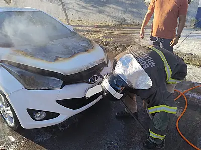 Mulher vira a chave e carro pega fogo na rua Cabral