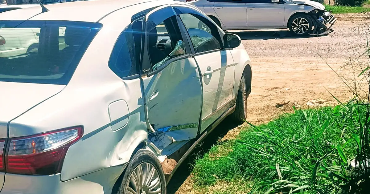 Acidente entre dois carros deixa três feridos no bairro Aeroporto, em Corumbá
