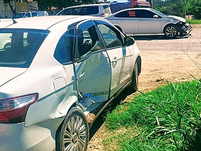 Acidente entre dois carros deixa três feridos no bairro Aeroporto, em Corumbá