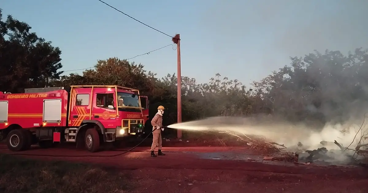 Moradores protestam contra poeira no Ceac e ateiam fogo em entulhos