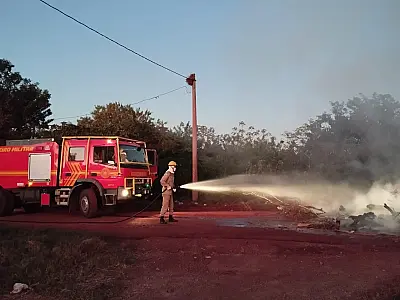 Moradores protestam contra poeira no Ceac e ateiam fogo em entulhos