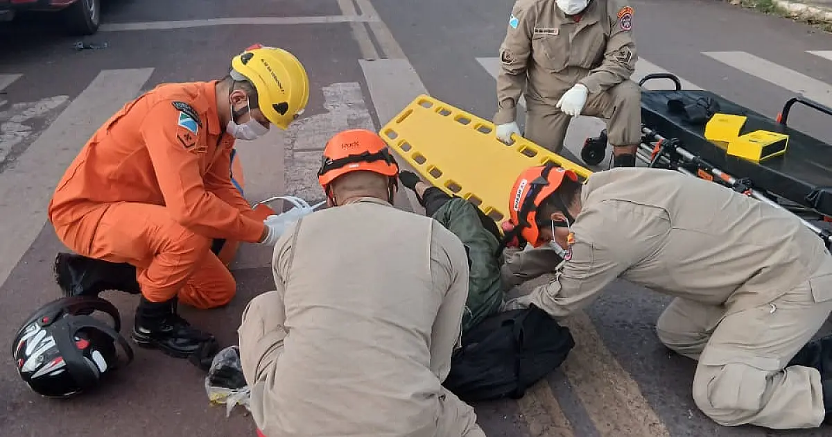 Colisão entre carro e moto deixa mulher ferida no centro de Corumbá