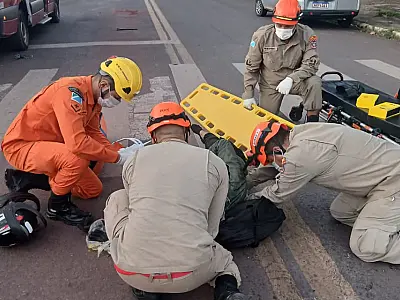 Colisão entre carro e moto deixa mulher ferida no centro de Corumbá