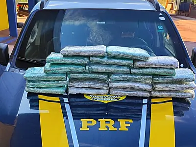Mulher é flagrada com 20 quilos de droga em bagagem na BR-262