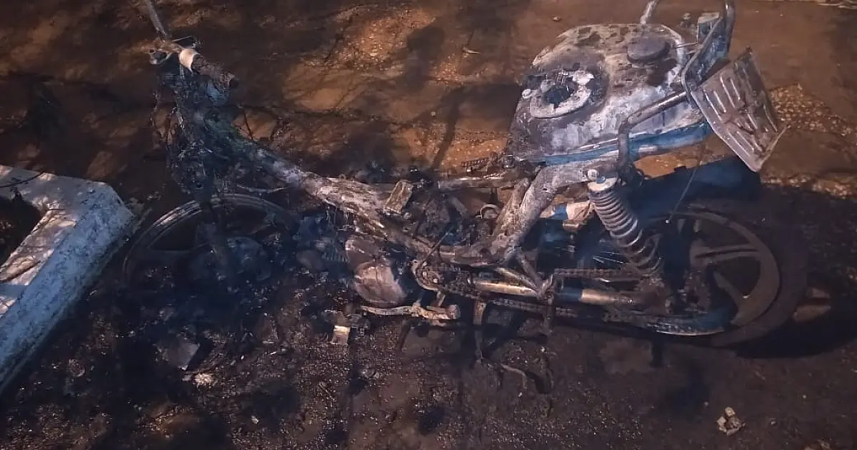 Homem coloca fogo em sua moto e tem perda total do veículo