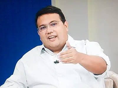 Empresa vencedora da PPP de iluminação pública está incomunicável, diz prefeito Gabriel Oliveira