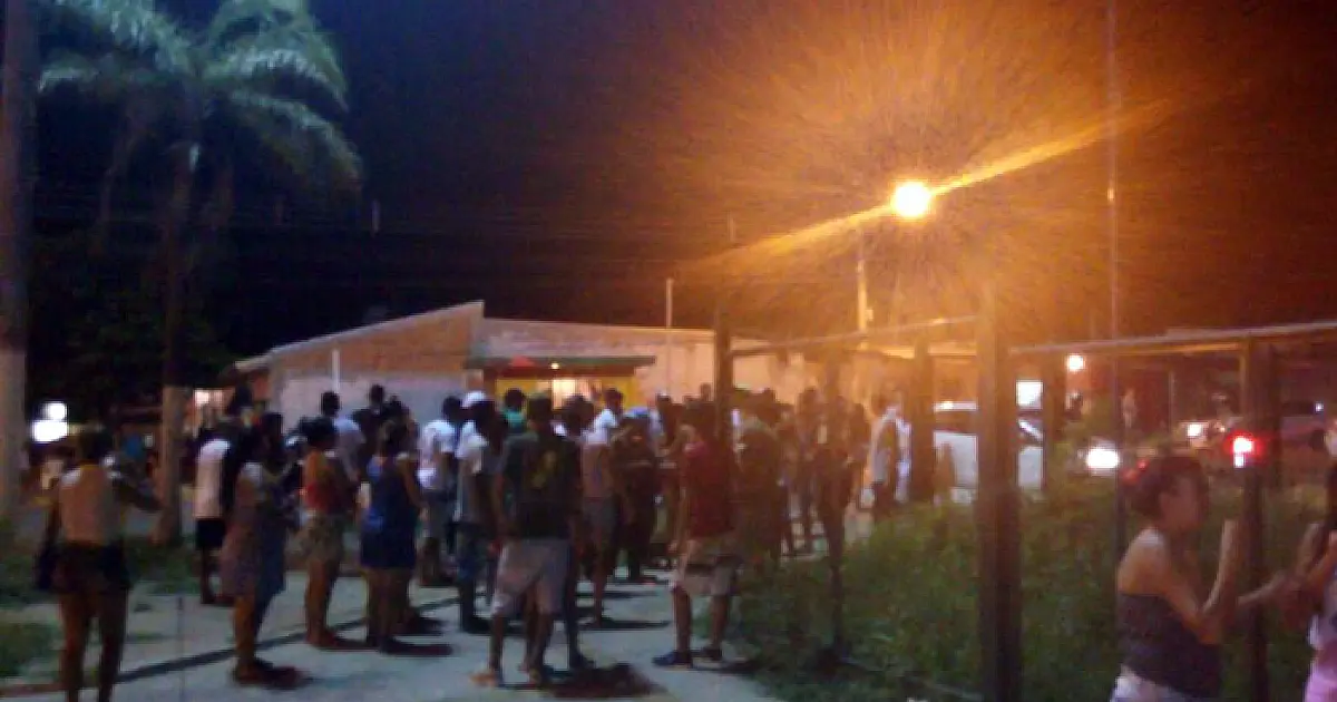 Tiroteio entre gangues atinge adolescentes na praça do Nova Corumbá