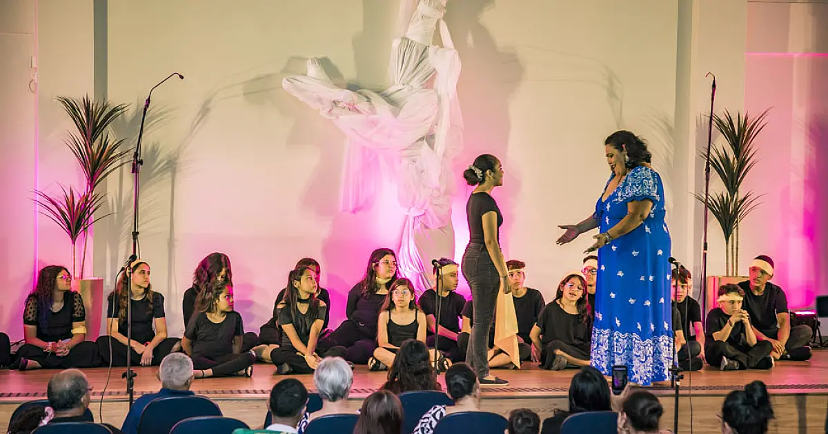 Espetáculo infantil aborda vínculos afetivos, inteligência artificial e narrativa musical