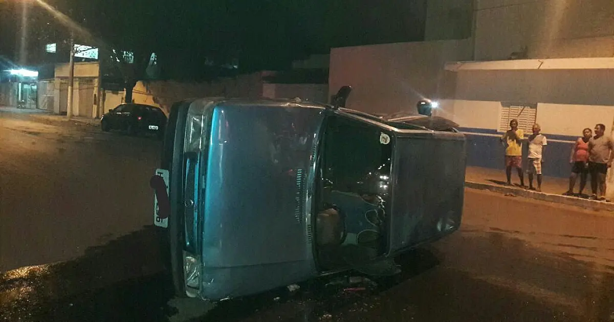 Carro tomba em acidente no centro e deixa três vítimas