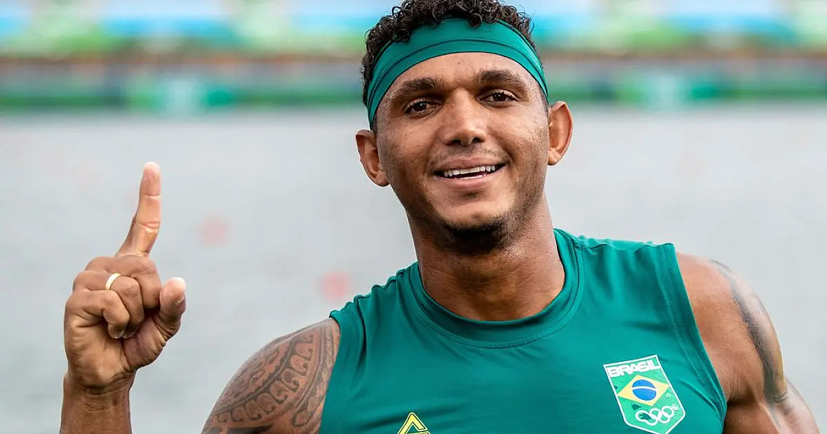 Isaquias Queiroz é ouro na canoagem de velocidade