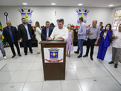 Em visita à Ladário, Riedel entrega obra e autoriza pavimentação das ruas da linha do ônibus