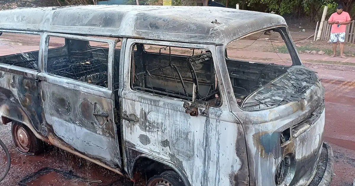 Fogo assusta condutor e destrói veículo no Maria Leite