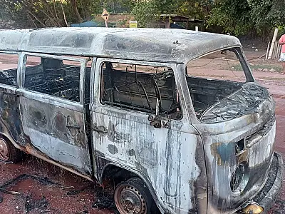 Fogo assusta condutor e destrói veículo no Maria Leite