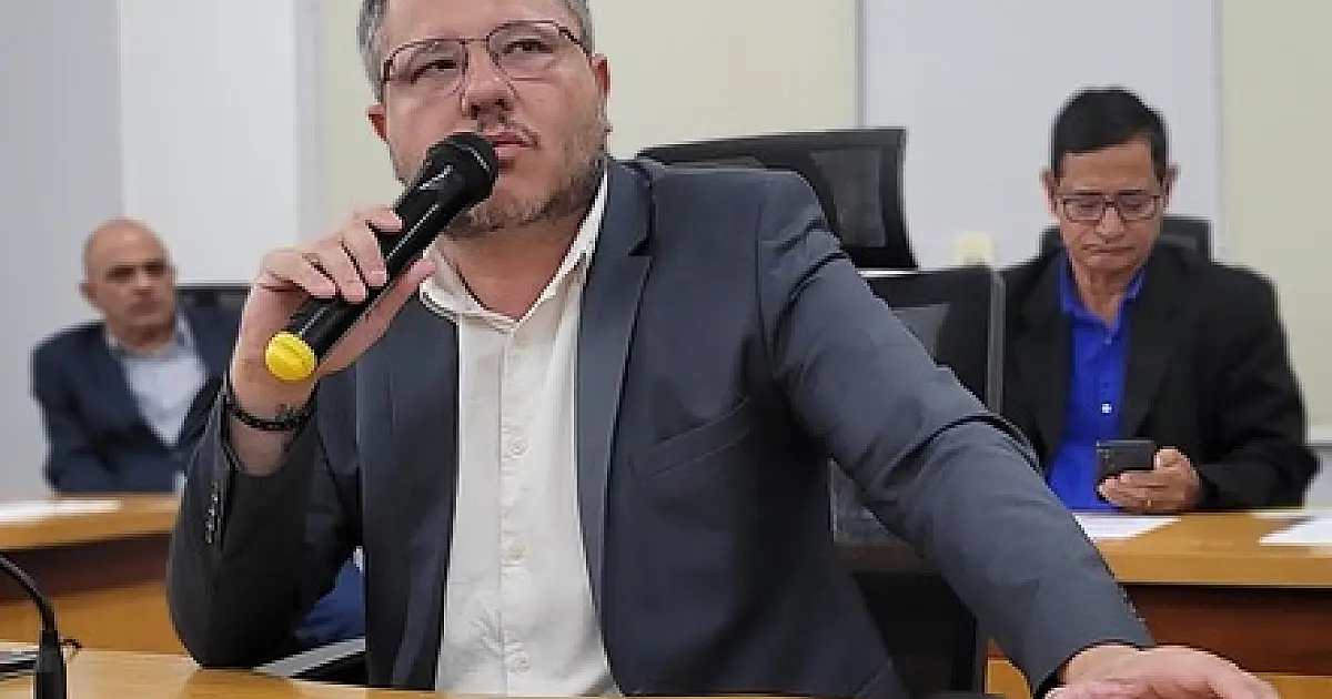 Matheus sugere painéis com horários em tempo real nos pontos de ônibus