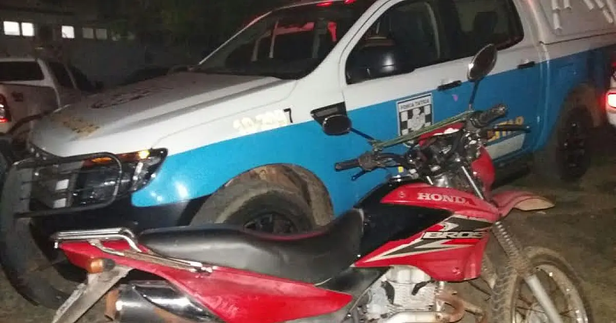 Bando armado com revólver e pedaços de madeira roubam moto na Sete