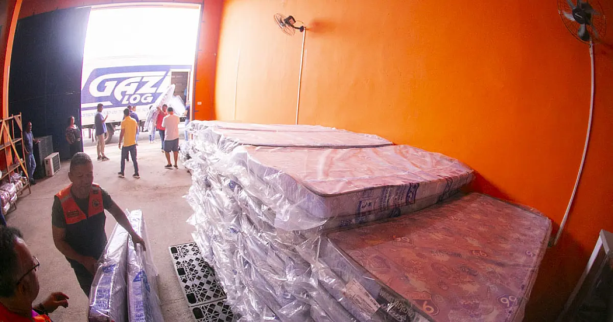 Lojas Gazin doam 100 colchões para famílias atingidas por temporal em Corumbá
